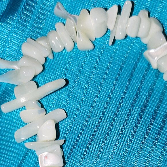 MOTHER OF PEARL CHIP TOGGLE CLASP BRACELET  WITH HEART KEY AND FRIENDSHIP CHARM - Picture 8 of 10